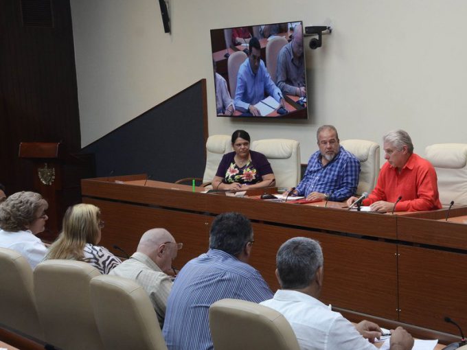 Chequea presidente de Cuba marcha de programas económicos