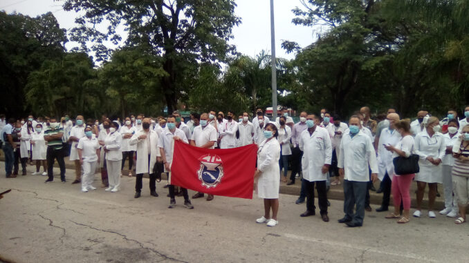 Workers at the Carlos Manuel de Céspedes hospital ratify support for the Revolution