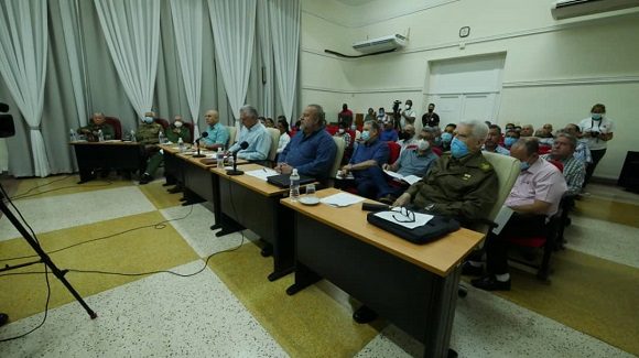 Díaz-Canel checks the weather situation in the country at the headquarters of the National Civil Defense General Staff